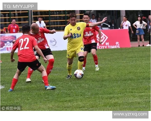 足球巨星化身老者展现幽默才华引发观众热议与感动